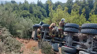 Arsuz'da kamyon devrildi, sürücü hastaneye kaldırıldı