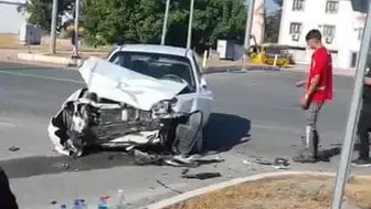 Elazığ'da korku dolu anlar: otomobil ile transit çarpıştı, 2 kişi yaralandı