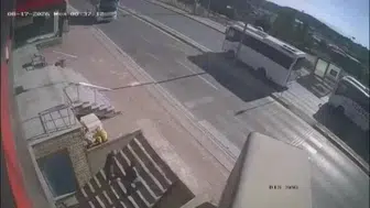 Kocaeli'de otomobil merdiven boşluğuna düştü: İki kişi tehlikeyi zamanında fark etti