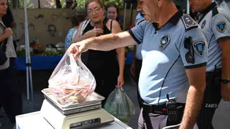 Kuşadası'nda zabıta ekipleri semt pazarlarındaki denetimleri artırdı