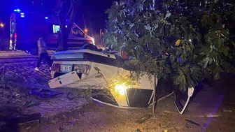 Pehlivanköy'de kontrolden çıkan otomobil bahçeye düştü