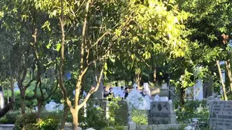 Cemaat üyeleri Karacaahmet Mezarlığı’nda toplandı: Arif Ahmet Denizolgun'un kabri için dualar ediliyor
