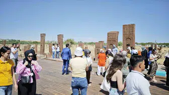 Malazgirt Zaferi'nin yıl dönümünde Ahlat Selçuklu Meydan Mezarlığı yoğun ilgi gördü