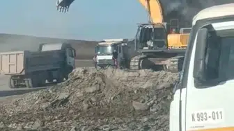 Siirt'te demir yolu inşaatında iş makinesi alev aldı