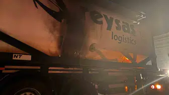 Bilecik'te seyir halindeki tırın dorsesinde yangın çıktı