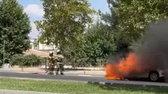 Diyarbakır'da park halindeki otomobil alev aldı