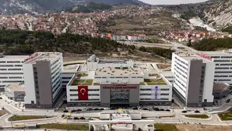 76 yaşındaki kanser hastasına epidural anestezi ile laparoskopik ameliyat yapıldı
