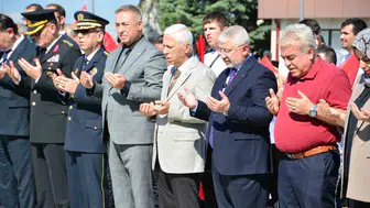 Şehitler için düzenlenen anma programında dualar edildi