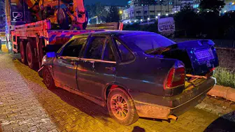 Osmaniye'de kontrolden çıkan otomobil, park halindeki vince çarptı: Yaralı var
