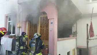 Kartepe'de itfaiyeci vatandaşın Türk bayrağına gösterdiği hassasiyet dikkat çekti