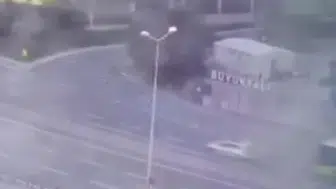 Zeytinburnu'nda İETT otobüsünün duvara çarpma anı dronla görüntülendi