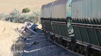 Malatya’da yük treni hemzemin geçitte kazaya neden oldu: 1 yaralı