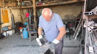 Demir ustası yarım asırdır örs başında mesleğini yaşıyor
