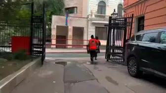 Moskova'da büyükelçilik önüne provokatif afiş asıldı: Azerbaycan'dan sert tepki