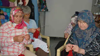 Demirci'de kadınlardan dev Türk bayrağı: Zafer Bayramı'na anlamlı katkı