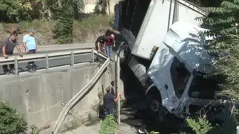 Esenler'de korkutucu kaza: Dereye düşen tır uzun süren çalışmaların ardından kaldırıldı