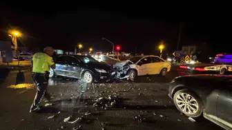 Ortaca'da üç aracın karıştığı trafik kazasında maddi hasar yaşandı