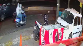 Beyoğlu'nda motosikletli saldırganlardan markete silahlı saldırı