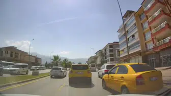 Denizli'de dikkatsiz şerit değiştiren taksi kazayı son anda önledi