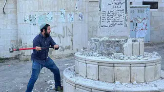 İsrailli milletvekili Zvi Sukkot, Filistin'deki şehitler anıtını yıkarak bölgeyi gerdi