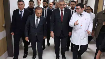 Sağlık Bakanı Memişoğlu, bıçaklı saldırıya uğrayan Meriç’i hastanede ziyaret etti