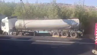 Gelin konvoyuna çarpmamak için manevra yapan tankerin kaza anı