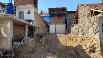 Uşak'ta can güvenliği için metruk yapılar yıkılıyor