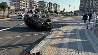 Antalya'da refüje çarpan otomobil takla attı, 2 kişi yaralandı