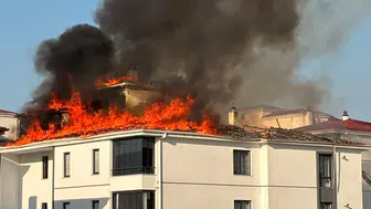 Elazığ'da apartman çatısında yangın paniği: İtfaiye anında müdahale etti