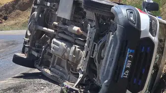 Siirt'te hastaya giden ambulans kayarak devrildi