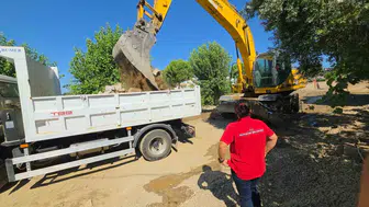 Kuyucak Belediyesi'nin ilk kadın kamyon şoförü Ayşegül Kıraç, hayalini gerçekleştirmenin mutluluğunu yaşıyor