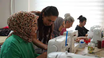 Yunusemre'de kadınlar dikiş kurslarıyla hem öğreniyor hem üretiyor