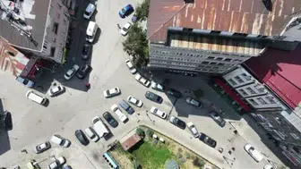 Ters yönden gelen araçlar esnafı zor durumda bırakıyor: Yerel çözüm devrede