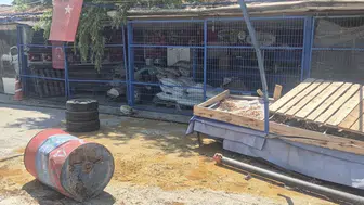 Eskişehir'de virajı alamayan otomobil, dükkanın içine daldı
