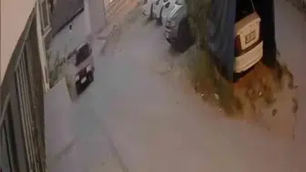 Drift atan otomobil çocukların oyun oynadığı sokağa girdi
