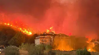 Fethiye’de çıkan orman yangını evleri tehdit ediyor
