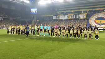 Fenerbahçe taraftarları Lyon maçı öncesi unutulmaz koreografi sergiledi