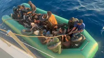 İzmir açıklarında lastik bottaki 30 göçmen başarılı bir şekilde kurtarıldı