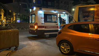 Alkolün etkisiyle scooterdan düşen kadın yolda bayıldı