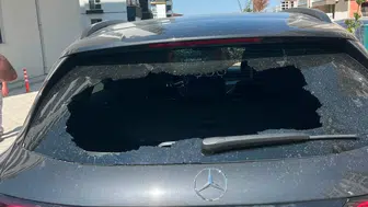 Elazığ'da siteye giren hırsızlar, aracın camını kırdı
