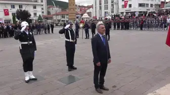 Zafer Bayramı'nda komandolar zeybek oyunu ile coşku yarattı