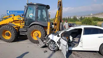 Kavşaktaki çarpışma sonucunda otomobil hurdaya döndü, iki yaralı