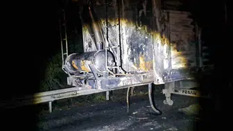 Diyarbakır'da yangın riskini artıran tır alev aldı