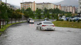 Erzurum'daki sağanak yağış, ulaşımı olumsuz etkiledi