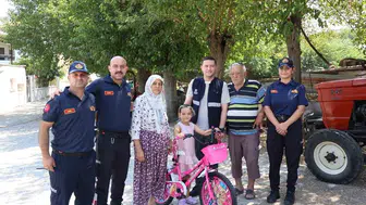 Başkan çerçioğlu, yangın sonrası hazal’a yeni bisiklet hediye etti