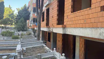 Mezarlık manzaralı daireler bölgede tartışma yarattı