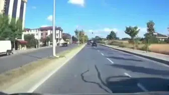 Arnavutköy'deki maddi hasarlı kazalar araç kameralarında böyle görüntülendi