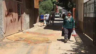 Mahalle sakinlerinden dikkat çekici protesto: Halı serip suladılar