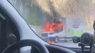 Boyabat'ta hareket halindeki tavuk kamyoneti alev alev yandı