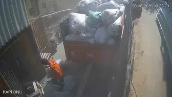 Gaziosmanpaşa'daki asansör kazası güvenlik kamerasına yansıdı